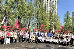В преддверии великого праздника, в нашем сквере «Красная дорожка» прошла церемония торжественного возложения цветов